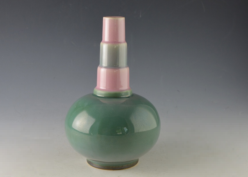 Rare Roseville Pottery "Futura" Bud Vase #384 | EBTH